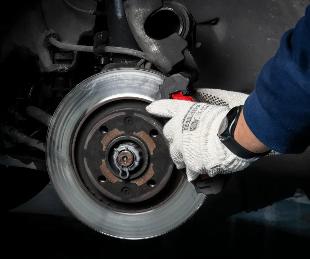 Jak często wymieniać klocki i tarcze hamulcowe? Objawy zużycia, których nie wolno ignorować